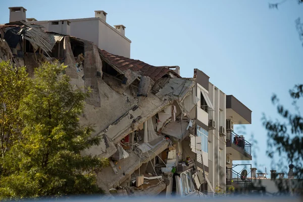 İzmir, Türkiye - 31 Ekim 2020 Deprem 30 Ekim 2020 tarihinde Ege Denizi 'nde İzmir' deki binaları etkiledi. İzmir Bayrakli Manavkuyu 'da bina hasar gördü.