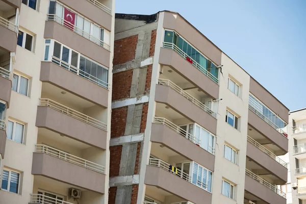 土耳其伊兹密尔 2020年10月31日 2020年10月30日在爱琴海发生的地震影响了伊兹密尔的建筑物 Izmir Bayrakli Manavkuyu区的Yilmaz Erbek大楼受损 持有大楼的起重机 — 图库照片