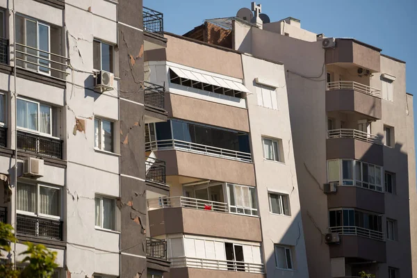 土耳其伊兹密尔 2020年10月31日 2020年10月30日在爱琴海发生的地震影响了伊兹密尔的建筑物 Izmir Bayrakli Manavkuyu区的Yilmaz Erbek大楼受损 — 图库照片