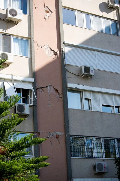 İzmir, Türkiye - 31 Ekim 2020 Deprem 30 Ekim 2020 tarihinde Ege Denizi 'nde İzmir' deki binaları etkiledi. İzmir Bayrakli Manavkuyu 'da bina hasar gördü.