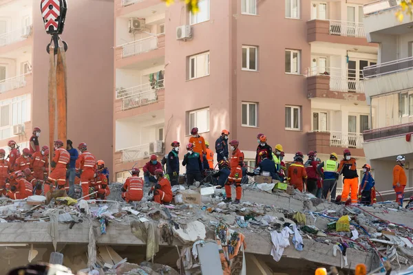土耳其伊兹密尔 2020年10月31日 2020年10月30日在爱琴海发生的地震影响了伊兹密尔的建筑物 在倒塌的大楼里 抢救幸存者的工作正在进行 Riza Bey大楼 — 图库照片