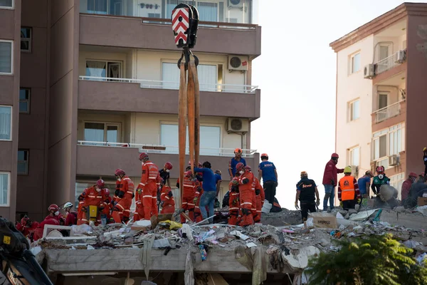 土耳其伊兹密尔 2020年10月31日 2020年10月30日在爱琴海发生的地震影响了伊兹密尔的建筑物 在倒塌的大楼里 抢救幸存者的工作正在进行 Riza Bey大楼 — 图库照片
