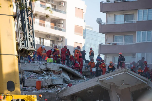 土耳其伊兹密尔 2020年10月31日 2020年10月30日在爱琴海发生的地震影响了伊兹密尔的建筑物 在倒塌的大楼里 抢救幸存者的工作正在进行 Riza Bey大楼 — 图库照片