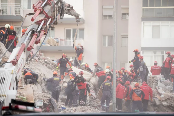 土耳其伊兹密尔 2020年10月31日 2020年10月30日在爱琴海发生的地震影响了伊兹密尔的建筑物 在倒塌的大楼里 抢救幸存者的工作正在进行 Emrah大楼 — 图库照片