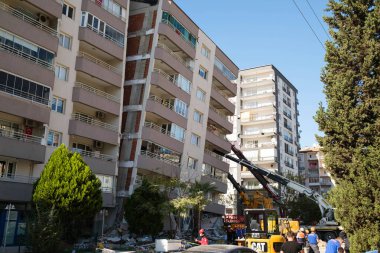 İzmir, Türkiye - 31 Ekim 2020 Deprem 30 Ekim 2020 tarihinde Ege Denizi 'nde İzmir' deki binaları etkiledi. Yılmaz Erbek Binası İzmir Bayrakli Manavkuyu ilçesinde hasar gördü. Binayı tutan vinçler