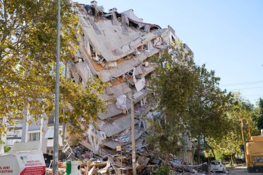 İzmir, Türkiye - 31 Ekim 2020 Deprem 30 Ekim 2020 tarihinde Ege Denizi 'nde İzmir' deki binaları etkiledi. İzmir Bayrakli Manavkuyu 'da bina hasar gördü.