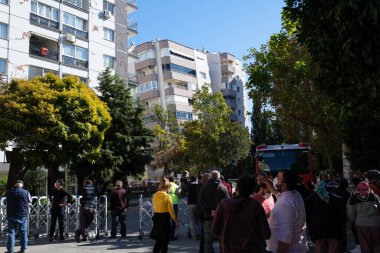 İzmir, Türkiye - 31 Ekim 2020 Deprem 30 Ekim 2020 tarihinde Ege Denizi 'nde İzmir' deki binaları etkiledi. Yılmaz Erbek Binası İzmir Bayrakli Manavkuyu ilçesinde hasar gördü. Binayı tutan vinçler