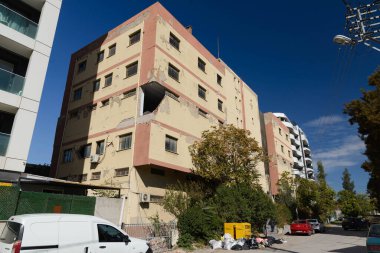 İzmir, Türkiye - 2 Kasım 2020: Kazim Dirik İlçesi Bornova Türkiye 'de 30 Ekim' de meydana gelen depremde bina hasar gördü.,