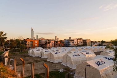 İzmir, Türkiye - 30 Ekim 2020 'deki depremden sonra kurulan 2 Kasım 2020 Bayrakli İzmir Meydanı.