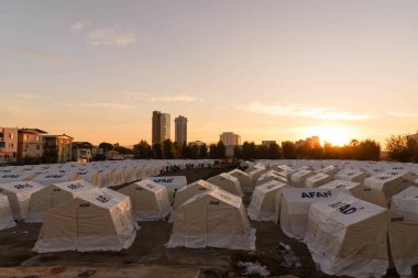 İzmir, Türkiye - 30 Ekim 2020 'deki depremden sonra kurulan 2 Kasım 2020 Bayrakli İzmir Meydanı.