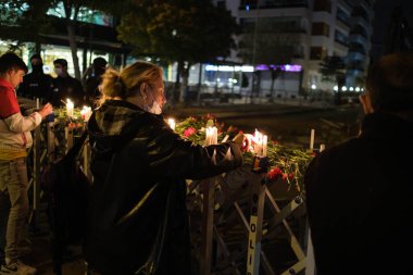 İzmir, Türkiye - 5 Kasım 2020 Samos 'ta 30 Ekim 2020' de meydana gelen depremde hayatını kaybedenlerin anısına karanfil çiçeği ve mum yakan insanlar. İzmir Bayrakli Türkiye.
