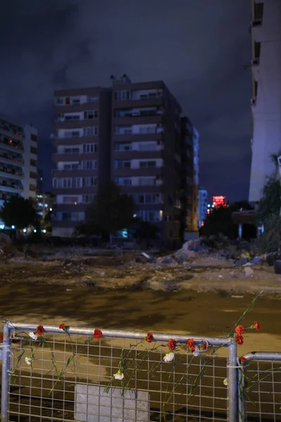 土耳其伊兹密尔 2020年11月5日康乃馨花在受损的土耳其巴伊拉克利 伊兹密尔丽萨 贝伊大楼前开放 2020年10月30日萨莫斯地震后 — 图库照片