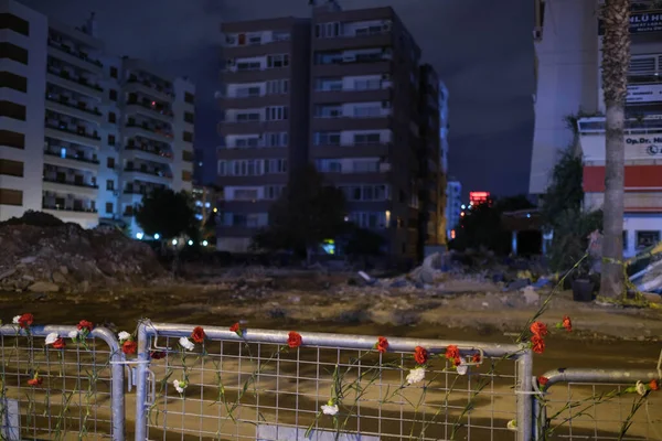 土耳其伊兹密尔 2020年11月5日康乃馨花在受损的土耳其巴伊拉克利 伊兹密尔丽萨 贝伊大楼前开放 2020年10月30日萨莫斯地震后 — 图库照片
