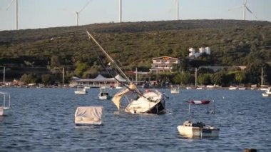 2020, İzmir, Türkiye - 1 Kasım 30 Ekim 'de Ege Denizi' nde bir deprem oldu. Deprem Seferiya İzmir Teos marinasında tsunamiye yol açtı. Batık yatlar kurtarma çalışmaları görüyoruz.