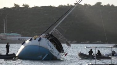 2020, İzmir, Türkiye - 1 Kasım 30 Ekim 'de Ege Denizi' nde bir deprem oldu. Deprem Seferiya İzmir Teos marinasında tsunamiye yol açtı. Batık yatlar kurtarma çalışmaları görüyoruz.