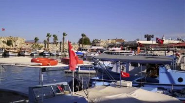 2020, İzmir, Türkiye - 1 Kasım Fisher barınak balıkçı tekneleri ve Sigacik Kalesi Seferihisar İzmir 'in görüntüleri.