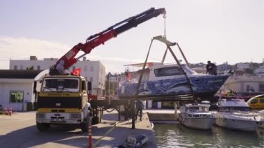 2020, İzmir, Türkiye - 1 Kasım 30 Ekim 'de Ege Denizi' nde bir deprem oldu 7.0 ML. Deprem Seferihisar 'da tsunamiye neden oldu..