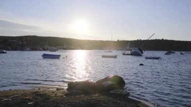 2020, İzmir, Türkiye - 1 Kasım 30 Ekim 'de Ege Denizi' nde bir deprem oldu. Deprem Seferiya İzmir Teos marinasında tsunamiye yol açtı. Batık yatlar kurtarma çalışmaları görüyoruz.