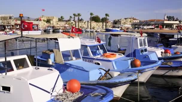 2020 Zmir Türkiye Kasım Fisher Barınak Balıkçı Tekneleri Sigacik Kalesi — Stok video