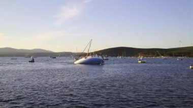 2020, İzmir, Türkiye - 1 Kasım 30 Ekim 'de Ege Denizi' nde bir deprem oldu. Deprem Seferiya İzmir Teos marinasında tsunamiye yol açtı. Batık yatlar kurtarma çalışmaları görüyoruz.