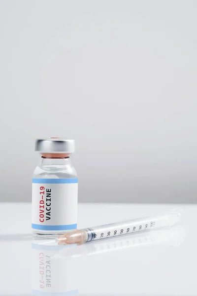 Covid Written Vaccine Bottle Syringe White Background — Stock Photo, Image