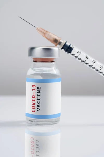 Covid Written Vaccine Bottle Syringe White Background — Stock Photo, Image