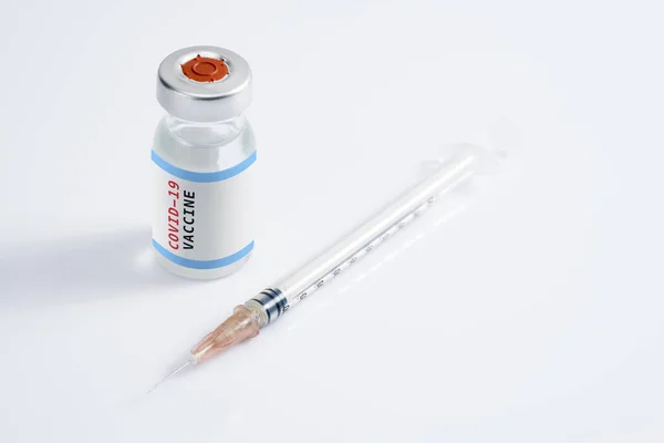 Covid Beyaz Zemin Üzerinde Şırınga Bulunan Aşı Şişesi — Stok fotoğraf