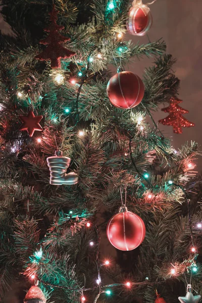 Primer Plano Adornos Navidad Luces Colgando Árbol Navidad — Foto de Stock