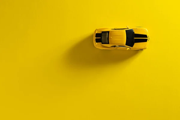 トルコのイズミル 2020年9月30日 黄色のおもちゃの車の上からの眺め長く横影のある黄色の背景 — ストック写真