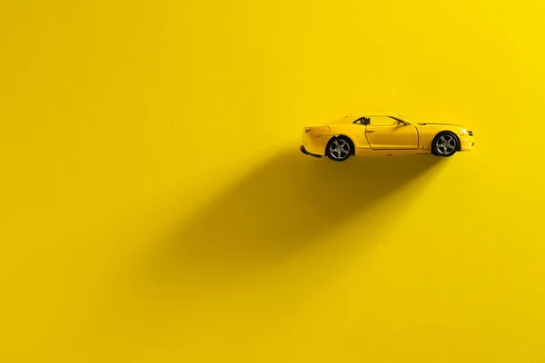 トルコのイズミル 2020年9月30日 黄色のおもちゃの車の右側のビュー長い側の影と黄色の背景 — ストック写真