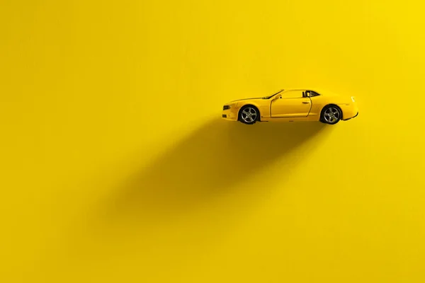 Izmir Turcja Września 2020 Widok Lewej Strony Żółtego Samochodu Zabawki — Zdjęcie stockowe