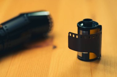 Tahta bir arka planda 35 mm 'lik negatif bir kamera görüntüsü.
