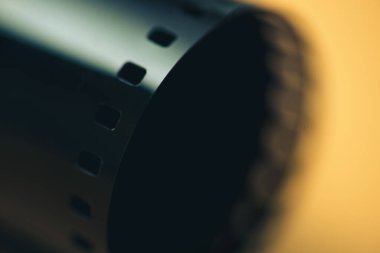 Tahta bir arka planda 35 mm 'lik negatif bir kamera görüntüsü.