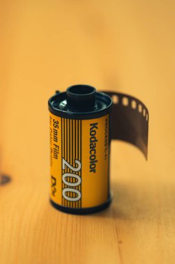 İzmir, Türkiye - 23 Kasım 2020: Ahşap arka planda 200 asa 35 mm 'lik bir Kodak Kodacolor kamera filminin yakın çekimi