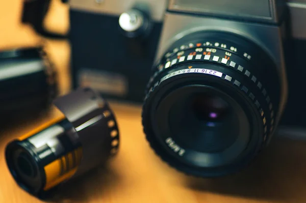 Stilllebenbild Einer Analogen Kamera Mit Etwas Kleinbild Negativfilm Auf Holzgrund — Stockfoto