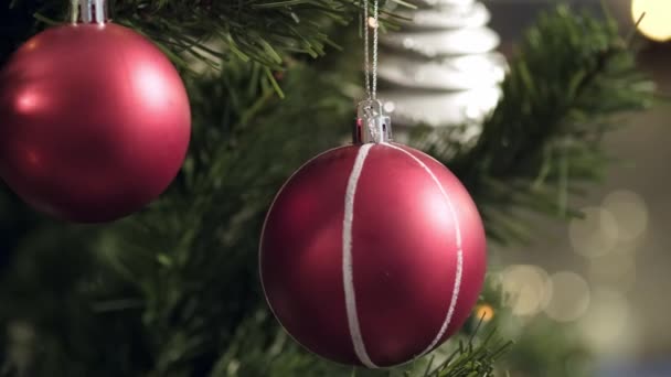 Close Beelden Van Kerst Ornamenten Een Kerstboom — Stockvideo