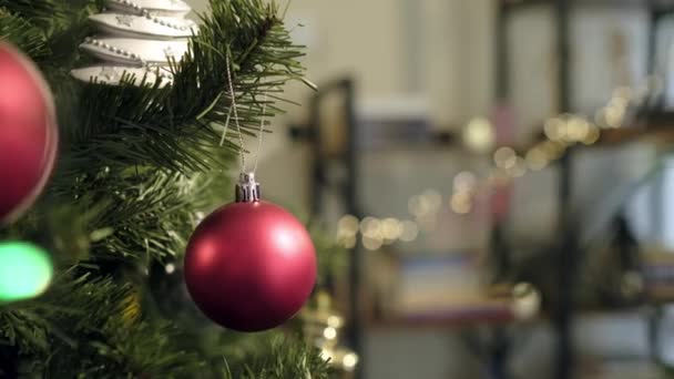Decorar Árbol Navidad Través Adornos Colgantes — Vídeos de Stock
