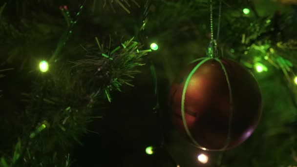 Nahaufnahme Von Weihnachtsschmuck Weihnachtsbaum — Stockvideo