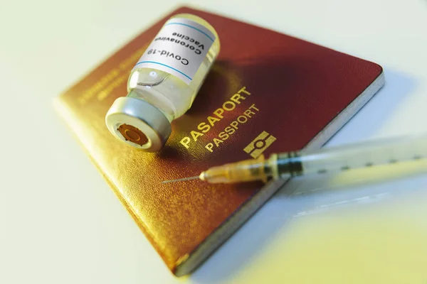 Nærbillede Flaske Coronavirus Vaccine Sprøjte Med Rødt Kalkunpas Som Vaccinepas - Stock-foto