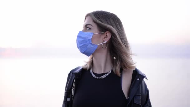 Footage Portrait Teenager Girl Medical Face Mask Sea Background Sunset — Stock Video