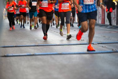 İzmir, Türkiye - Ekim 04, 2020. İzmir 'de İzmir Maratonu' nda yarışan insanlar. Bitiş çizgisini görüyoruz. OLIVIER IRABARUTA, DENIS KIPNGENO CHIRCHIR, MERT GİZLİ, SANG BENARD CHERUIYOT