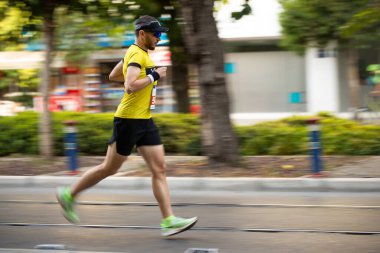 İzmir, Türkiye - Ekim 04, 2020. İzmir 'de İzmir Maratonu' nda yarışan insanlar. Bitiş çizgisini görüyoruz. OLIVIER IRABARUTA, DENIS KIPNGENO CHIRCHIR, MERT GİZLİ, SANG BENARD CHERUIYOT