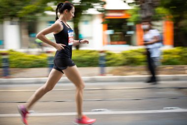 İzmir, Türkiye - Ekim 04, 2020. İzmir 'de İzmir Maratonu' nda yarışan insanlar. Bitiş çizgisini görüyoruz. OLIVIER IRABARUTA, DENIS KIPNGENO CHIRCHIR, MERT GİZLİ, SANG BENARD CHERUIYOT