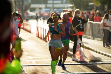 İzmir, Türkiye - Ekim 04, 2020. İzmir 'de Bitiş Çizgisi İzmir Yarışması' nda koşucular