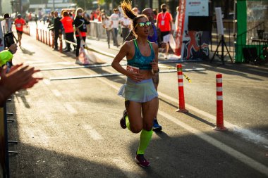 İzmir, Türkiye - Ekim 04, 2020. İzmir 'de Bitiş Çizgisi İzmir Yarışması' nda koşucular