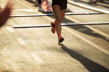 İzmir, Türkiye - Ekim 04, 2020. İzmir 'de İzmir Maratonu' nda yarışan insanlar. Bitiş çizgisini görüyoruz. OLIVIER IRABARUTA, DENIS KIPNGENO CHIRCHIR, MERT GİZLİ, SANG BENARD CHERUIYOT