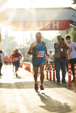 İzmir, Türkiye - Ekim 04, 2020. İzmir 'de düzenlenen Maraton İzmir yarışmasının bitiş çizgisinde kıdemli olarak koşan.