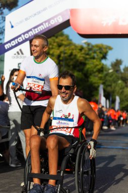 İzmir, Türkiye - Ekim 04, 2020. İzmir 'de İzmir Maratonu' nda yarışan insanlar. Okan Aracagok ve Mert onaran bitiş çizgisinde.