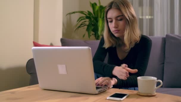 Mujer Joven Turca Trabajando Estudiando Casa Con Una Computadora Sobre — Vídeo de stock