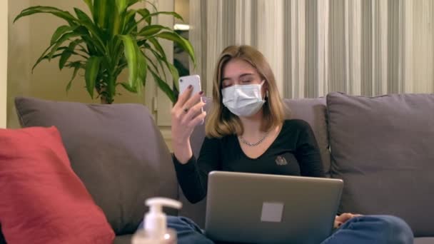 Ung Tyrkisk Kvinde Med Ansigtsmaske Der Har Videoopkald Sin Smartphone – Stock-video